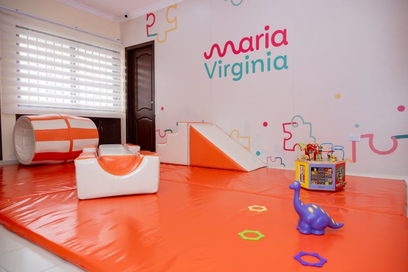 Sala de estimulación con colchonetas y rampas