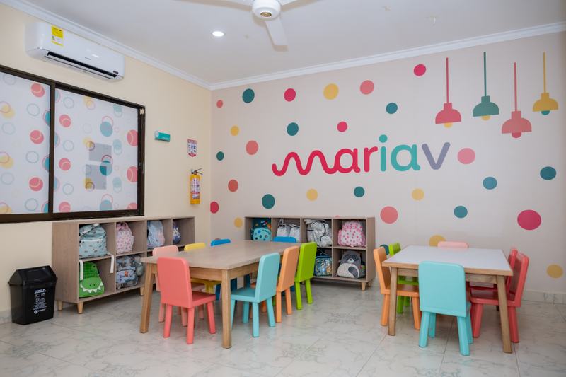 Salón de clases con mesas y sillas infantiles
